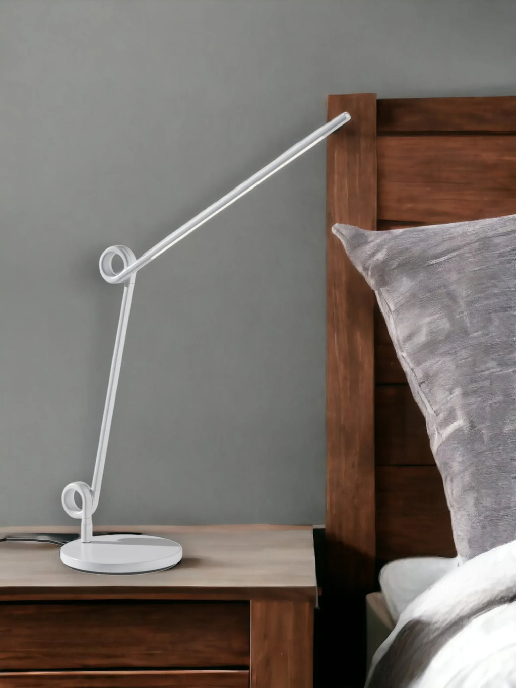 35″ White Metal Novelty Desk Table Lamp
