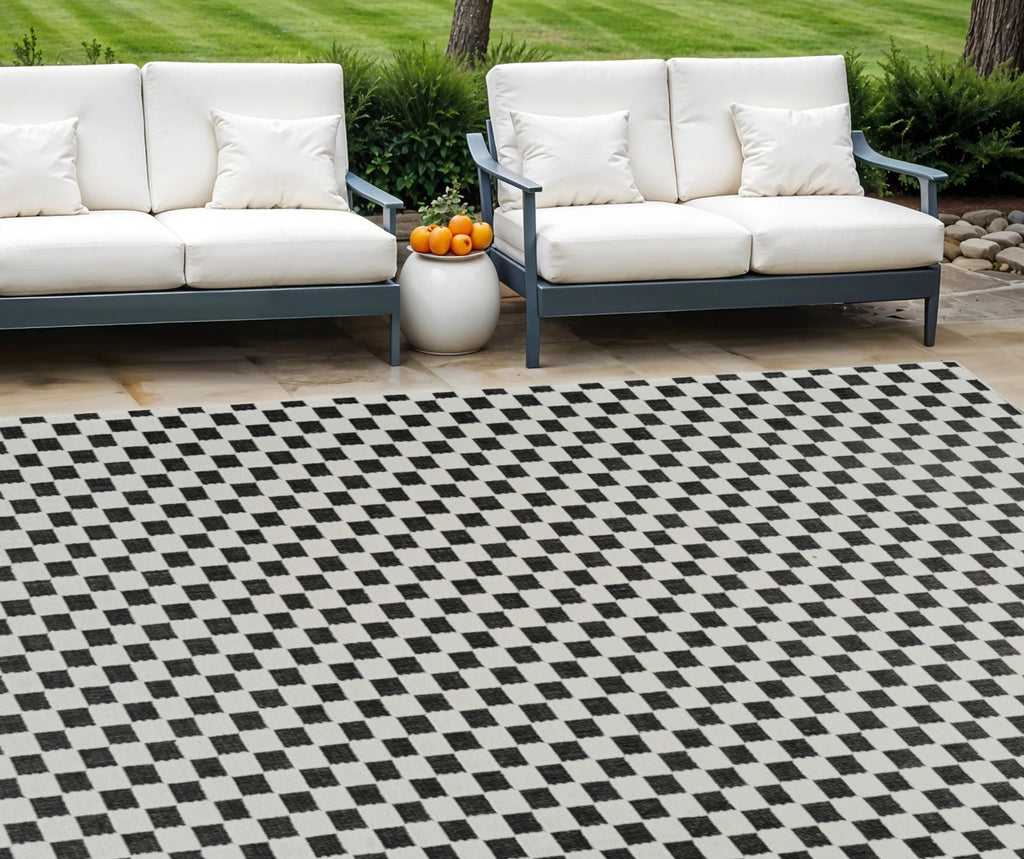 6′ X 9′ Black and White Geometric Distressed Indoor Outdoor Area Rug